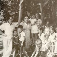 先代学園長夫妻と子どもたち